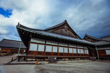 Kyoto, Japonya - 08 Ocak 2020: Ağaçların İçindeki Nijo Kalesi 'nin ana binasına bakın