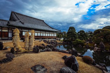 Kyoto, Japonya - 08 Ocak 2020 Nijo Kalesi 'nin Yeşil Bahçesi