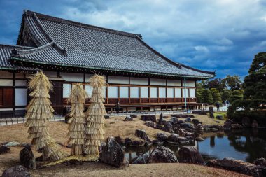 Kyoto, Japonya - 08 Ocak 2020 Nijo Kalesi 'nin Yeşil Bahçesi