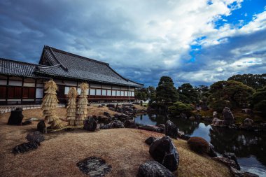 Kyoto, Japonya - 08 Ocak 2020 Nijo Kalesi 'nin Yeşil Bahçesi