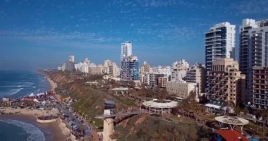 İsrail 'in Netanya şehri ve sahil manzarası