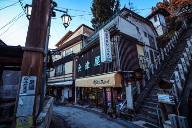 Yudanaka, Japonya - 08 Ocak 2020: Yudanaka Caddelerine Şehir Manzarası