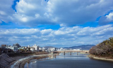 Okayama, Japonya - 3 Ocak 2020: Okayma Kalesi Çatılarından Şehir Nehrine İnanılmaz Manzara