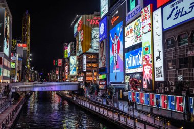 Osaka, Japonya - 11 Ocak 2020: Osaka Gece Hayatı 'ndaki Geleneksel Japon Sokaklarının Aydınlanmış Resmi