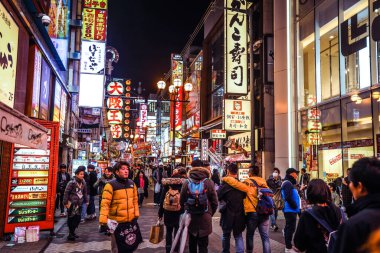 Osaka, Japonya - 11 Ocak 2020: Osaka Gece Hayatı 'ndaki Geleneksel Japon Sokaklarının Aydınlanmış Resmi