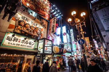 Osaka, Japonya - 11 Ocak 2020: Osaka Gece Hayatı 'ndaki Geleneksel Japon Sokaklarının Aydınlanmış Resmi