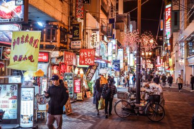 Osaka, Japonya - 11 Ocak 2020: Osaka Gece Hayatı 'ndaki Geleneksel Japon Sokaklarının Aydınlanmış Resmi