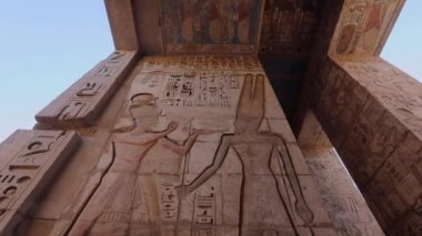 Mısır, Luxor 'daki Medinet Habu Tapınağı' nda kemer.