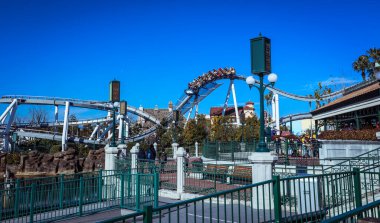 Osaka, Japonya - 11 Ocak 2020: Evrensel Stüdyo Japonya 'daki Heyecanlı Roller Coaster Demiryollarına İzleyin