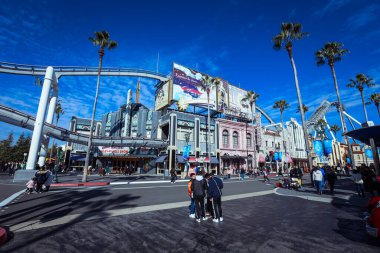 Osaka, Japonya - 11 Ocak 2020: Evrensel Stüdyo Japonya 'daki Heyecanlı Roller Coaster Demiryollarına İzleyin