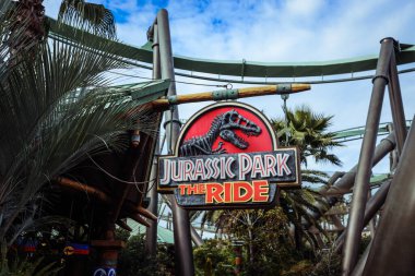 Osaka, Japonya - 11 Ocak 2020: Universal Stüdyo Japonya 'daki Jurassic Park Roller Coaster Ride' a İnanılmaz Bakış