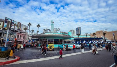 Osaka, Japonya - 11 Ocak 2020: Universal Stüdyo Japonya 'nın Alışveriş Caddesi' nde Akşam Gezintisi