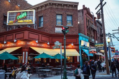 Osaka, Japonya - 11 Ocak 2020: Universal Stüdyo Japonya 'nın Alışveriş Caddesi' nde Akşam Gezintisi