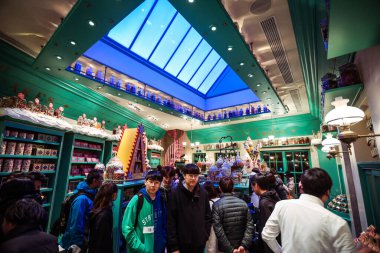 Osaka, Japonya - 07 Ocak 2020: Universal Stüdyoları Japonya Parkı 'ndaki Şeker Hediyelik Eşyalar ve Hediyelik Eşyalar Dükkanı