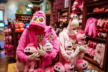 Osaka, Japonya - 07 Ocak 2020: Universal Stüdyoları Park 'taki Soft Toy Hediyelik Eşya Dükkanı
