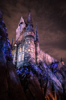 Osaka, Japonya - 07 Ocak 2020: Evrensel Stüdyo Japonya Parkı 'ndaki Büyücü Kalesi' nin Gece Işığı