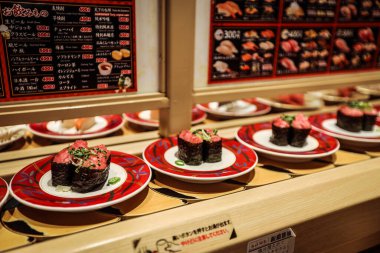 Osaka, Japonya - 08 Ekim 2020: Şehir Merkezindeki Suşi Kemeri Restoranı