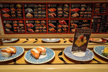 Osaka, Japonya - 08 Ekim 2020: Şehir Merkezindeki Suşi Kemeri Restoranı
