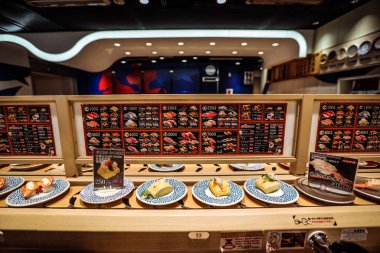 Osaka, Japonya - 08 Ekim 2020: Şehir Merkezindeki Suşi Kemeri Restoranı