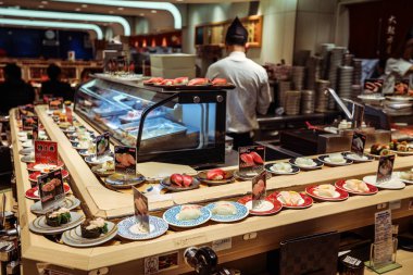 Osaka, Japonya - 08 Ekim 2020: Şehir Merkezindeki Suşi Kemeri Restoranı