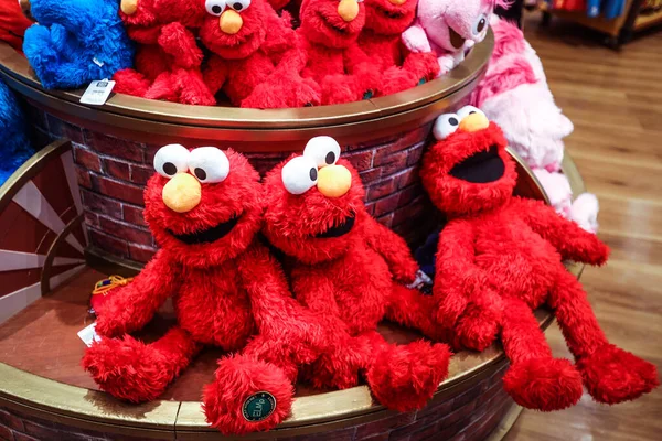 Osaka, Japonya - 07 Ocak 2020: Universal Stüdyoları Park 'taki Soft Toy Hediyelik Eşya Dükkanı