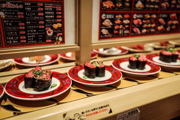 Osaka, Japonya - 08 Ekim 2020: Şehir Merkezindeki Suşi Kemeri Restoranı