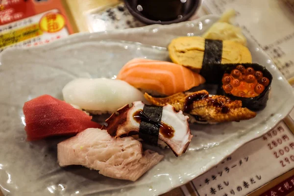 大阪府 2020年1月8日大阪寿司ベルトレストランのプレート上の寿司 — ストック写真