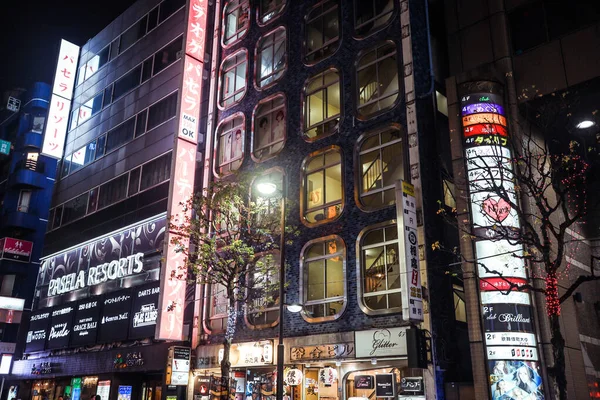 東京都 2020年1月8日 夜になると車が通り過ぎる美しい東京の街を歩く観光客と地元の人々 — ストック写真