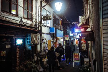 Tokyo, Japonya - 08 Ocak 2020: Shinjuku Golden Gai bölgesi Gece Tokyo Şehir Merkezi 'nde birçok Küçük Bar bulunmaktadır.