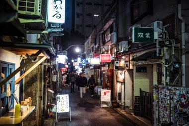 Tokyo, Japonya - 08 Ocak 2020: Shinjuku Golden Gai bölgesi Gece Tokyo Şehir Merkezi 'nde birçok Küçük Bar bulunmaktadır.