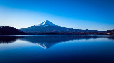 Açık Pembeli Fuji Dağı 'na Gün Doğumu Manzarası ve Violet Sky, Japonya
