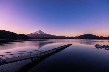 Açık Pembeli Fuji Dağı 'na Gün Doğumu Manzarası ve Violet Sky, Japonya