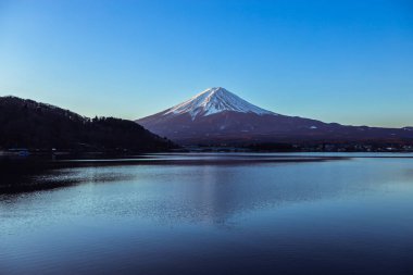 Açık Pembeli Fuji Dağı 'na Gün Doğumu Manzarası ve Violet Sky, Japonya