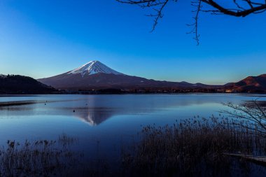 Açık Pembeli Fuji Dağı 'na Gün Doğumu Manzarası ve Violet Sky, Japonya