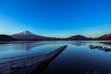 Açık Pembeli Fuji Dağı 'na Gün Doğumu Manzarası ve Violet Sky, Japonya
