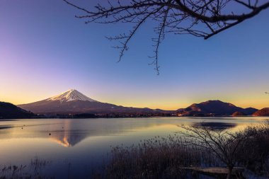 Açık Pembeli Fuji Dağı 'na Gün Doğumu Manzarası ve Violet Sky, Japonya