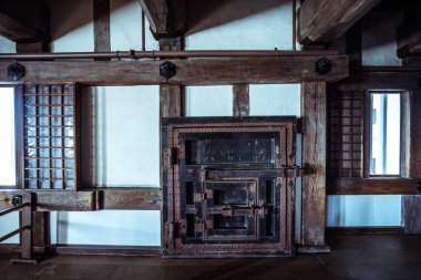 Japonya 'daki Himeji Kalesi' nde ahşap iç mekan.
