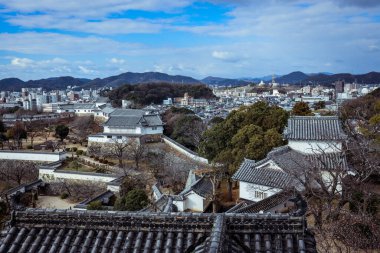 Japonya 'daki Himeji Kalesi' nin çatısından şehre panoramik manzara