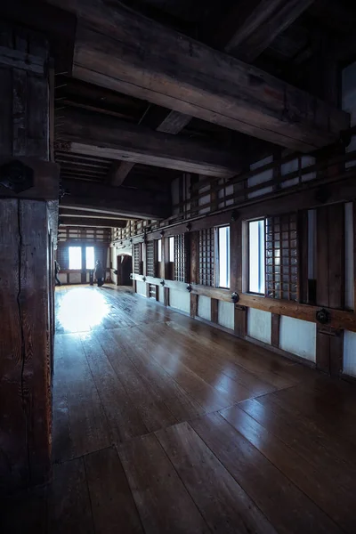 Japonya 'daki Himeji Kalesi' nde ahşap iç mekan.