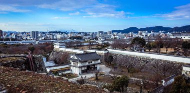 Himeji, Japonya - 08 Ocak 2020: İş Binaları ve Evleri ile Himeji şehrine Panoramik Manzara
