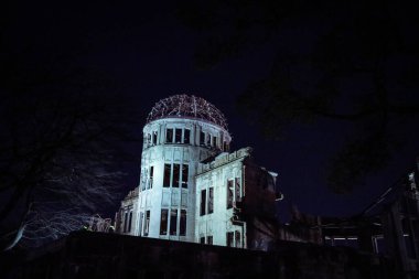 Gece vakti Japonya 'da Hiroşima' nın kalbindeki A-Bomb Kubbesi harabeleri
