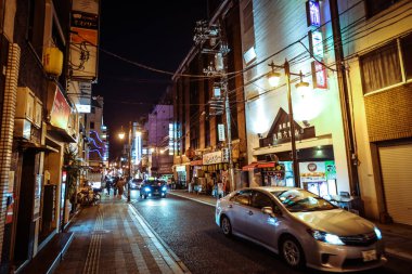 Himeji, Japonya - 14 Ocak 2020: Gece Himeji caddesinde Japon arabası 