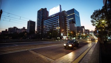 Himeji, Japonya - 14 Ocak 2020: Gece Himeji caddesinde Japon arabası 
