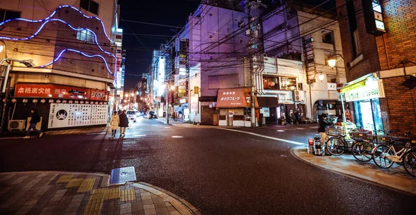 日本喜美吉 2020年1月14日 在夜路附近黑暗的喜美吉街上行走的人 — 图库照片