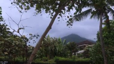 Sis içindeki Mahe Adası manzarası, Seyşeller