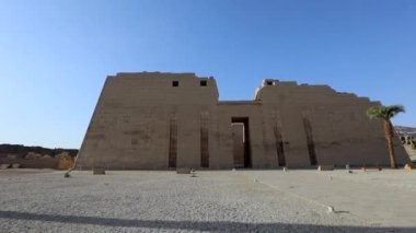 Mısır 'ın Luxor kentindeki Medinet Habu Tapınağı' nın ana giriş kapısı.