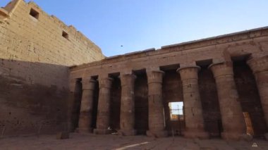 Mısır 'ın Luxor kentindeki Antik Medinet Habu Tapınağı' ndaki sütunlar