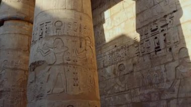 Mısır 'ın Luxor kentindeki Antik Medinet Habu Tapınağı' ndaki sütunlar