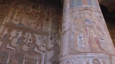 Mısır 'ın Luxor kentindeki Antik Medinet Habu Tapınağı' ndaki sütunlar