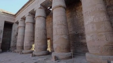 Mısır 'ın Luxor kentindeki Antik Medinet Habu Tapınağı' ndaki sütunlar